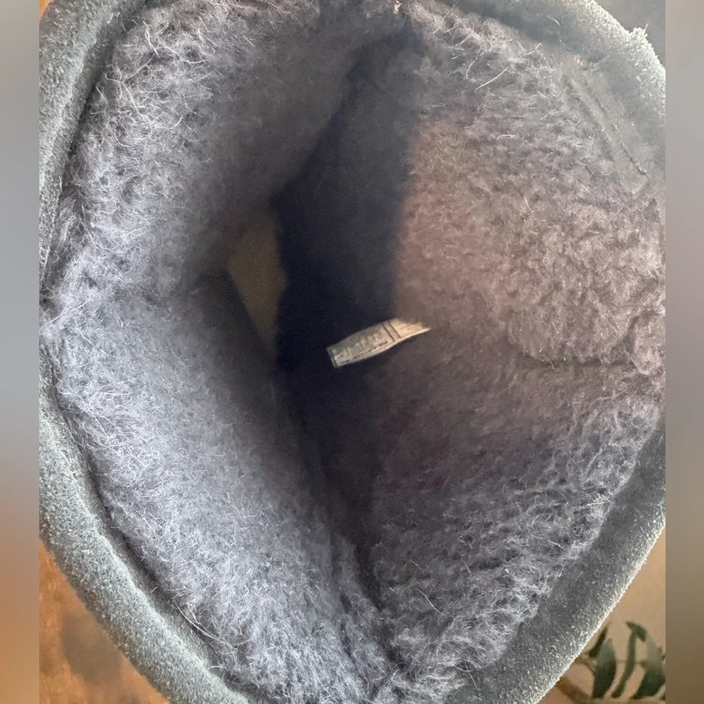 Bearpaw Suede Gray Tall Boots Size 8 Sherpa Lined Winter Cozy Comfy Grey